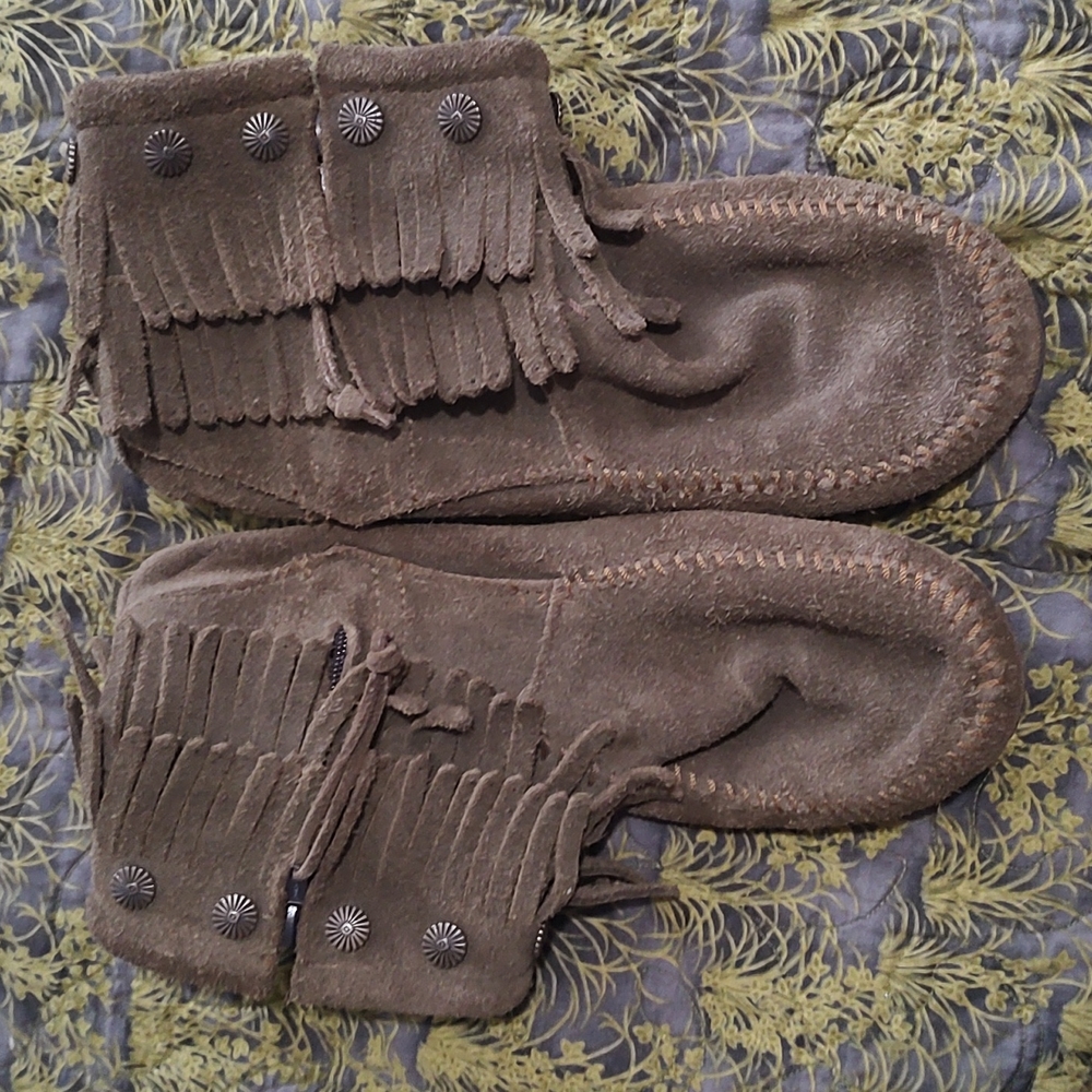 Minnetonka Moccasins size 8 (Olive Green) - Picture 2 of 7